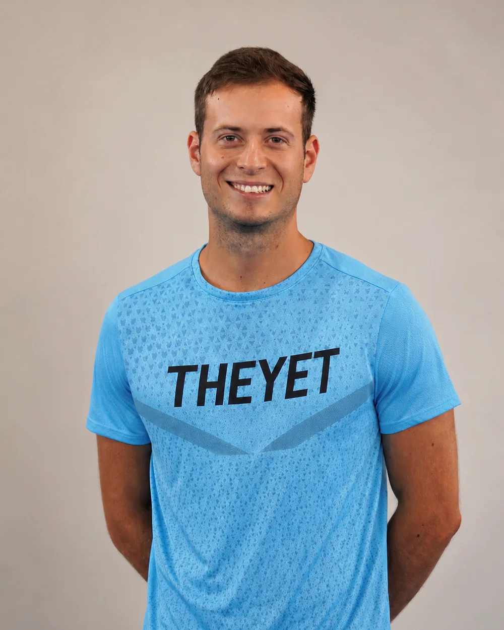 Fundador de THEYET con camiseta tecnica de la marca