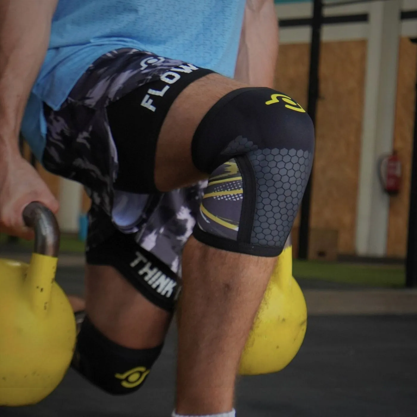 Rodillera ThunderShock V2 THEYET en entrenamiento con kettlebell.