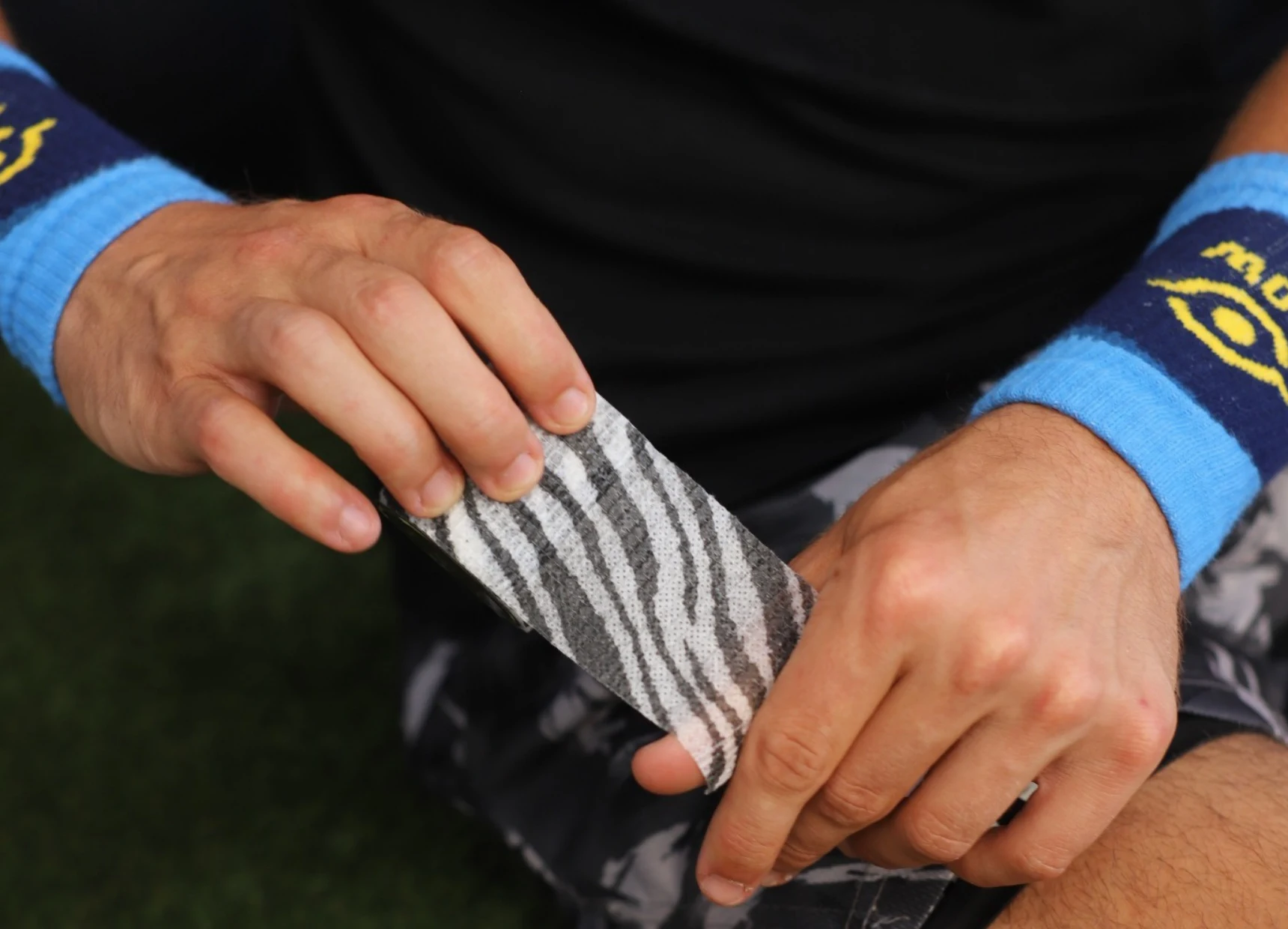 Aplicación de tape deportivo THEYET en el pulgar antes de entrenar.