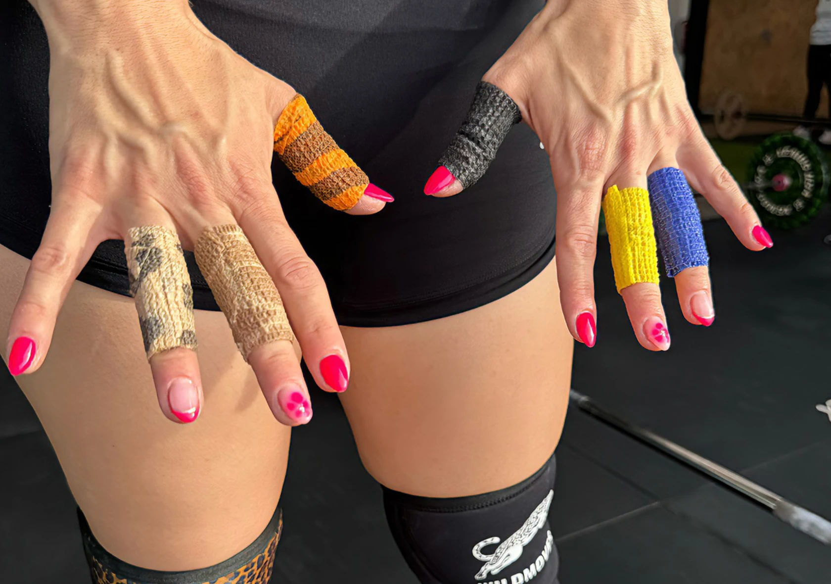 Manos con varios dedos protegidos con tape THEYET en colores y estampados diferentes.