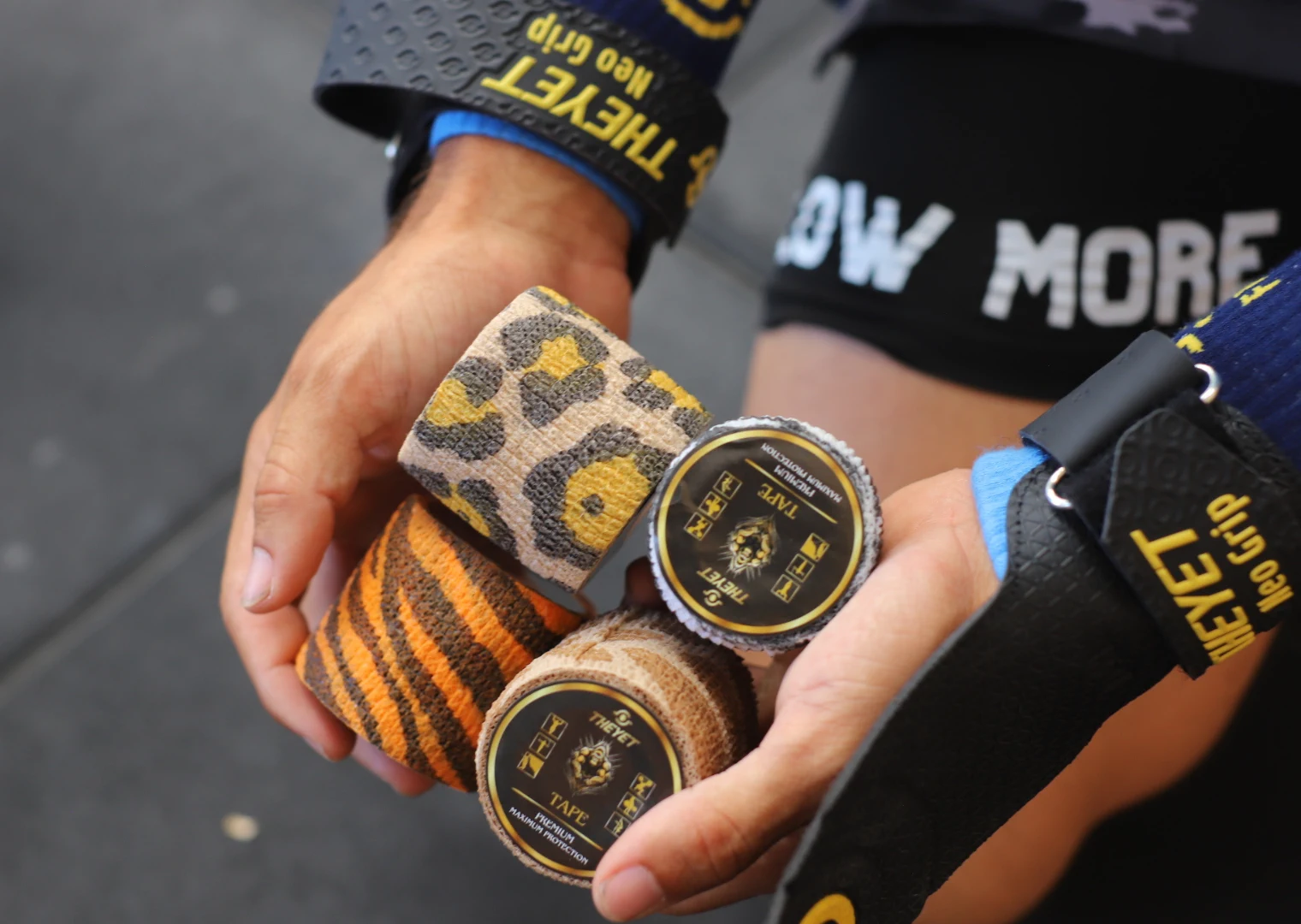 Colección de tapes THEYET sostenida en la mano, con varios colores y estampados.
