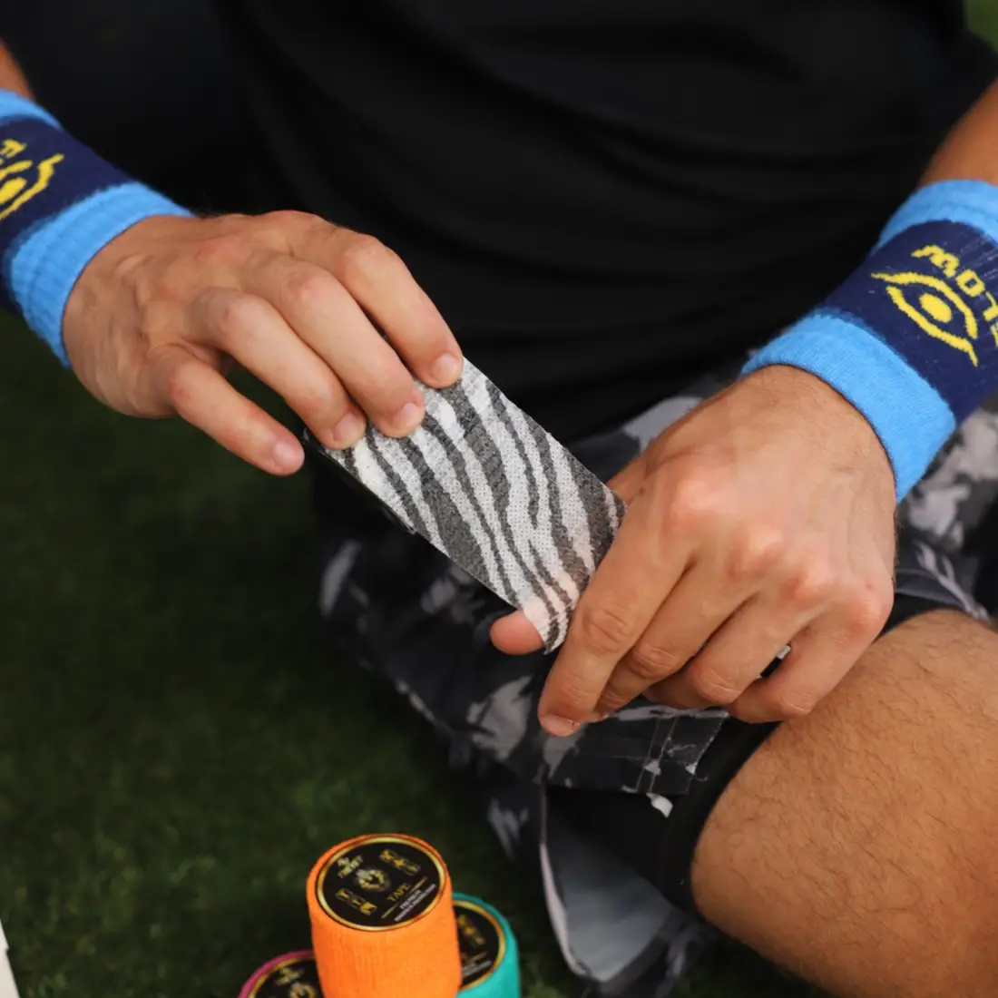 Aplicación de tape de CrossFit en dedos y muñeca antes de entrenar